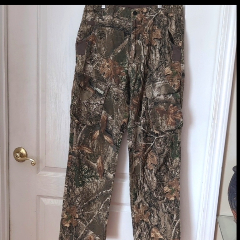 Magellan Outdoors Camo 6 Pocket Cargo Pants. Size Medium. Realtree. Hunting